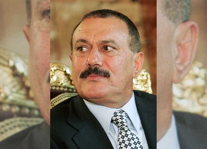 شاهد..( صورة نادرة ) للرئيس الراحل " صالح " في هيئة مغايرة ومؤثرة تكشف الجزء الغير معروف من شخصية " الزعيم" !