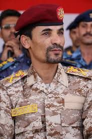 ابو علي الحاكم يحاصر منزل الشيخ صادق الاحمر واقتحم مجلس الشيخ بطريقة استفزازية حيث كان يقف ورائه خمسين مسلحا.