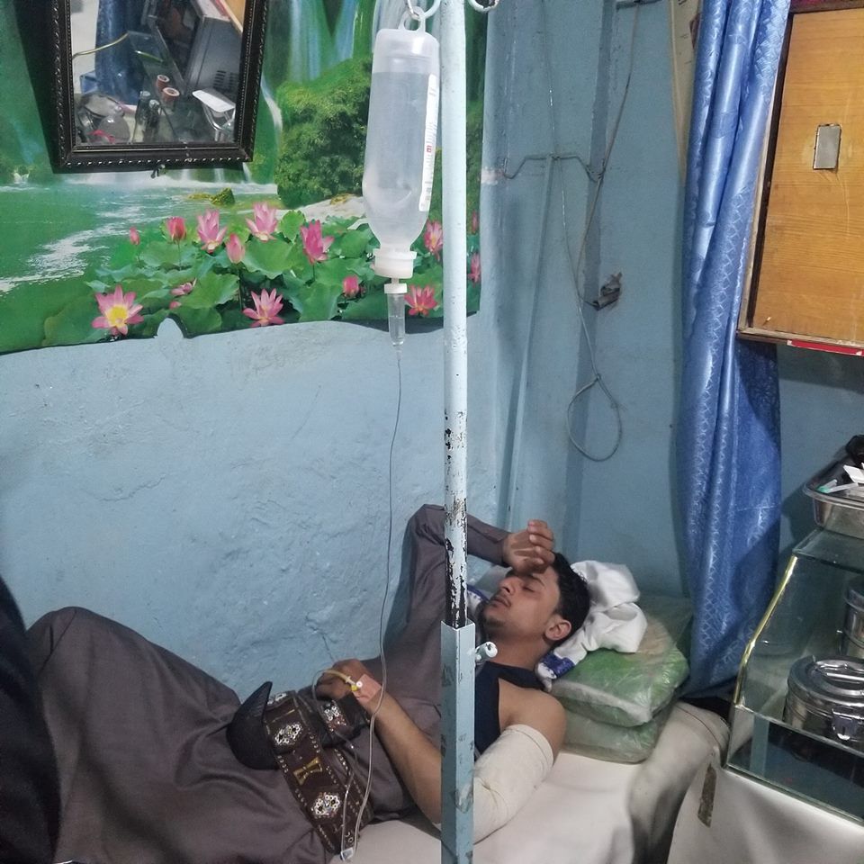 شاهد بالصورة : ملاطف حميدي يتعرض لاعتداء مسلح وقص شعره بالقوة في أحد الأعراس بمدينة