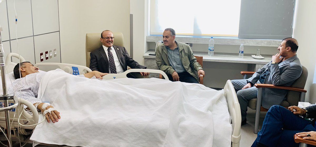 الخائن الكبير للرئيس الراحل يتباهى بخيانته ويوجه طعنة جديدة وغادرة للعميد طارق (شاهد الصور المخزية)