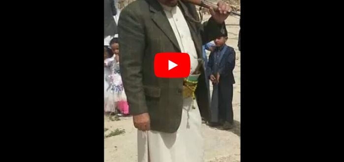شاهد فيديو للسيول البشرية التي توافدت اليوم الى صنعاء .. ساعات فاصلة تنتظر العاصمة ومواجهات مسلحة على وشك الاندلاع ..«آخر التطورات»