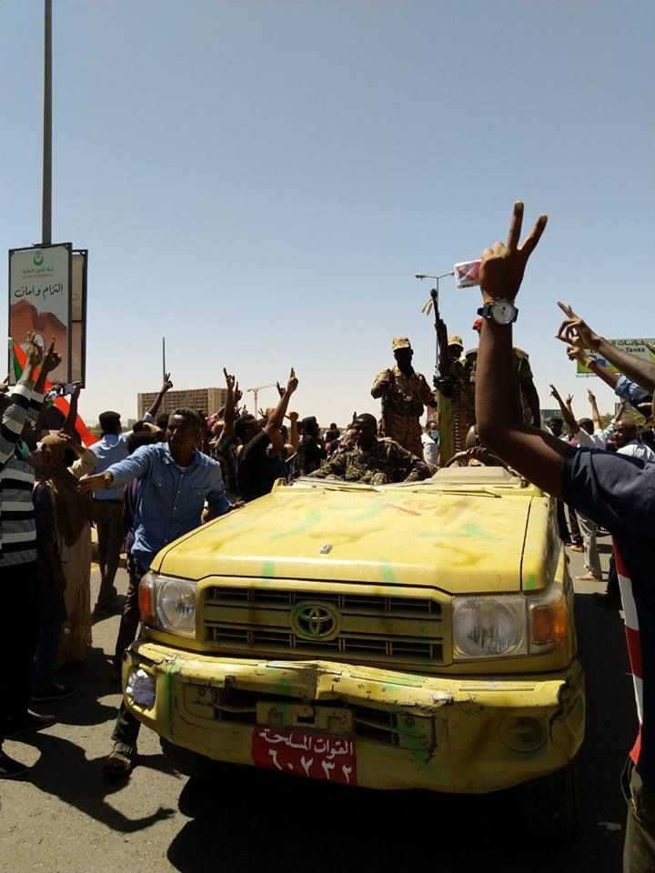 آلاف يتظاهرون أمام مبنى القيادة العامة بالخرطوم في موكب 6 أبريل
