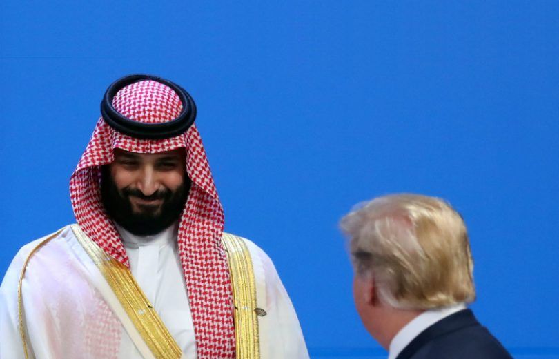 لماذا هددت السعودية فجأة بالتخلي عن الدولار في معاملاتها النفطية؟