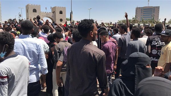 عاجل| تظاهرة حاشدة أمام مقر القيادة العامة للقوات المسلحة السودانية