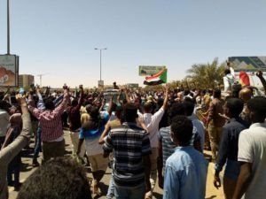 بالصور: موكب ضخم في الخرطوم نهار 6 ابريل يطالب باسقاط البشير ويهتف جيش واحد شعب واحد