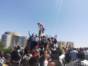 آلاف يتظاهرون أمام مبنى القيادة العامة بالخرطوم في موكب 6 أبريل