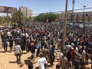 آلاف يتظاهرون أمام مبنى القيادة العامة بالخرطوم في موكب 6 أبريل