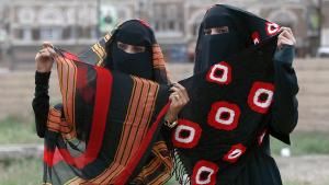 خبر صادم : من العاصمة صنعاء .. شاهد فتاتين تدفعان الثمن داخل سيارة برادو بشارع الخمسين .. وهذاتفاصيل ماحدث؟