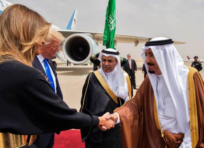 ترامب فضح الملك سلمان: قبل يد زوجتي “ميلانيا” ثلاث مرات فقلت له …!