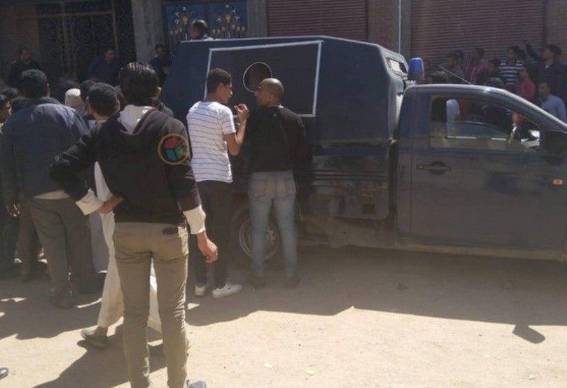 شاهدوا الشرطة تتدخل لإخراج أحمد السقا من جنازة محمود الجندي