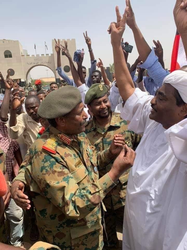 بالفيديو والصور .. تعرف على ”البرهان” الرئيس الجديد للسودان.. وماهي الدولة الخليجية التي تدعمه وقد أمضى أكثر حياته فيها؟