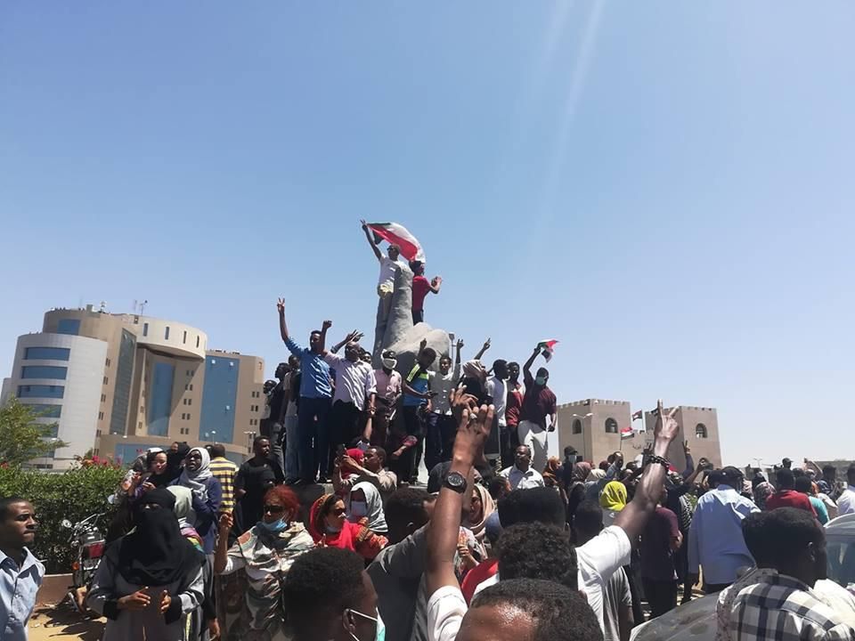 شاهد بالفيديو: حفل زواج كنداكة وجياشي امام القيادة العامة….