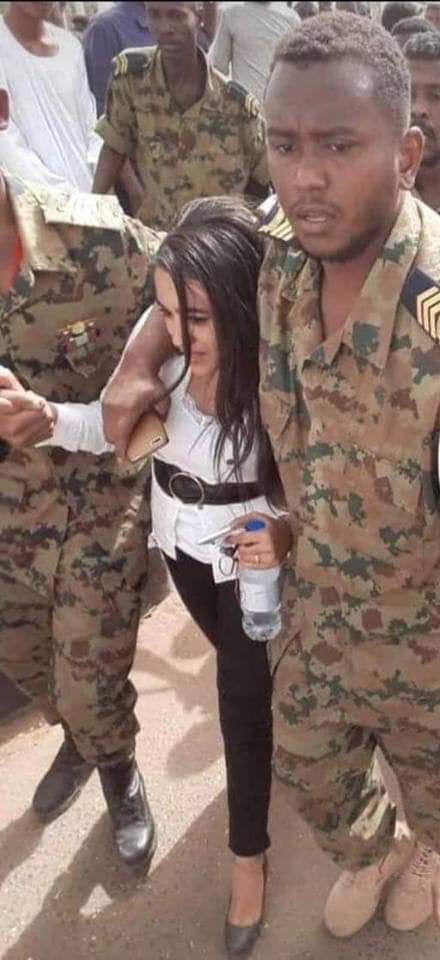 صورة لمراسلة العربية “رفيدة ياسين” محاطة بعدد من الجنود في محيط القيادة بالخرطوم تثير التساؤلات بمواقع التواصل