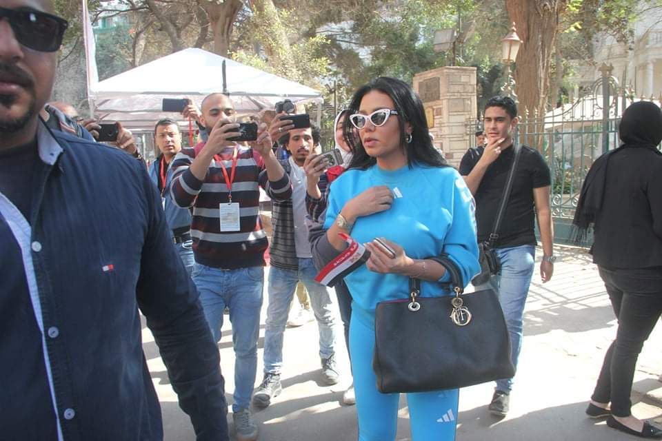 صور.. رانيا يوسف تدلى بصوتها فى الاستفتاء على التعديلات الدستورية بالزمالك