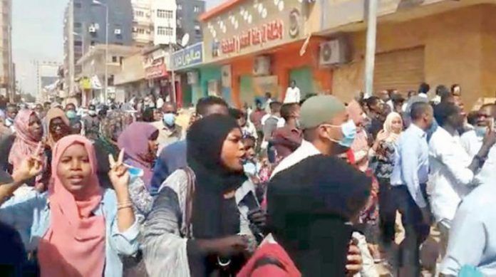 “سقطت ما سقطت صابنها”…سيل الهتافات ما زال مستمرا من القيادة العامة…