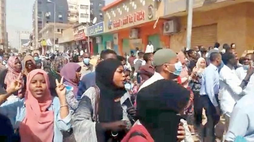 “سقطت ما سقطت صابنها”…سيل الهتافات ما زال مستمرا من القيادة العامة…