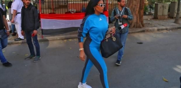 بالصور| "ترينج" رانيا يوسف وقبلة لبلبة وإصبع يسرا.. فنانات شاركن في الاستفتاء
