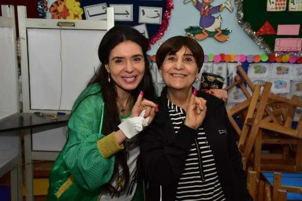 بالصور| "ترينج" رانيا يوسف وقبلة لبلبة وإصبع يسرا.. فنانات شاركن في الاستفتاء