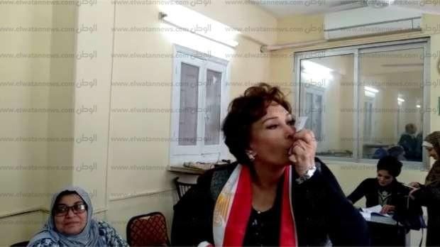 بالصور| "ترينج" رانيا يوسف وقبلة لبلبة وإصبع يسرا.. فنانات شاركن في الاستفتاء