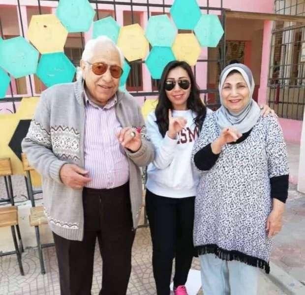 بالصور| "ترينج" رانيا يوسف وقبلة لبلبة وإصبع يسرا.. فنانات شاركن في الاستفتاء