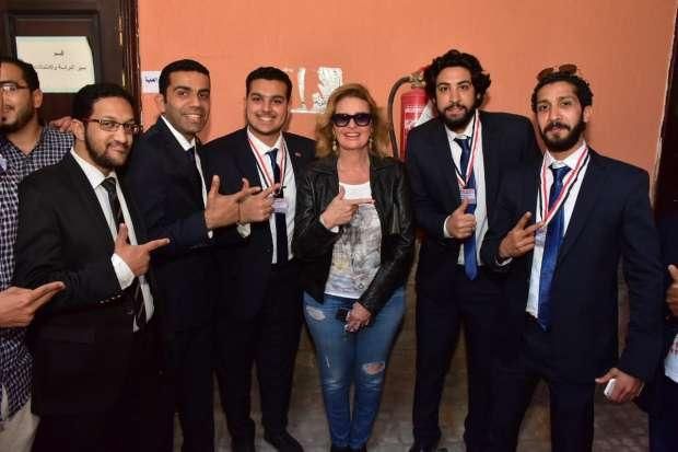 بالصور| "ترينج" رانيا يوسف وقبلة لبلبة وإصبع يسرا.. فنانات شاركن في الاستفتاء