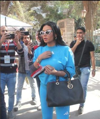 رانيا يوسف تُدلي بصوتها الدّستوري بالبدلة الرياضية.. ولم تسلمْ من سخرية الجمهور!