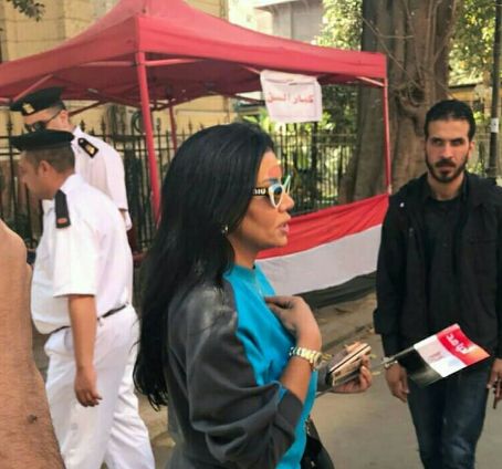رانيا يوسف تُدلي بصوتها الدّستوري بالبدلة الرياضية.. ولم تسلمْ من سخرية الجمهور!