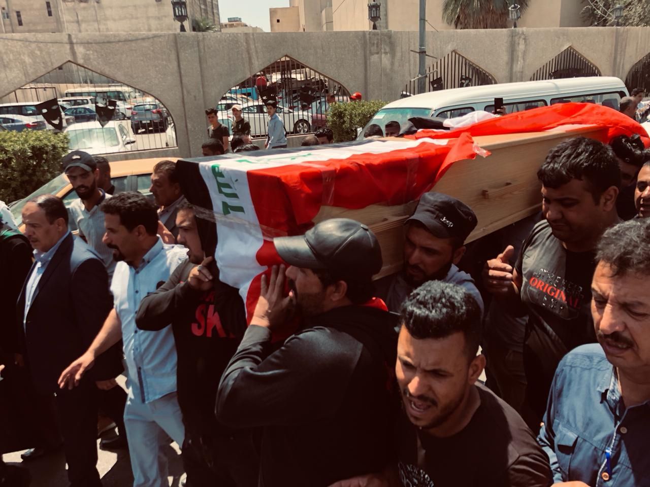 بالصور.. تشييع الشاعر خضير هادي وسط بغداد