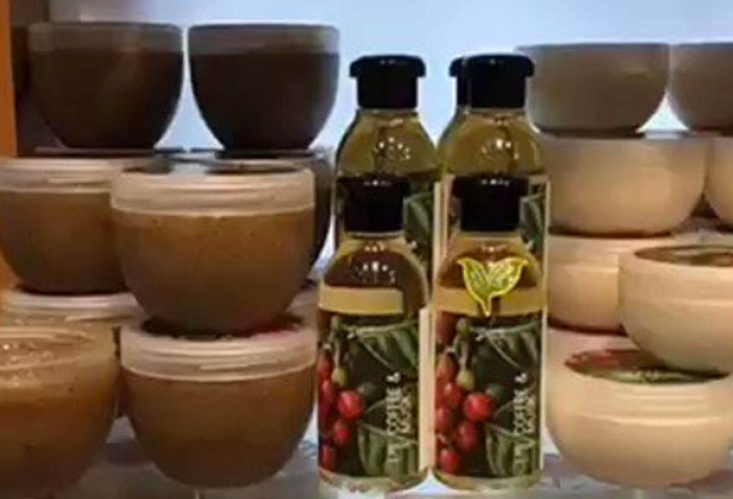 مساج وعبارات غير لائقة.. «الغذاء والدواء» تستدعي امرأة وشركة منتجات تجميل