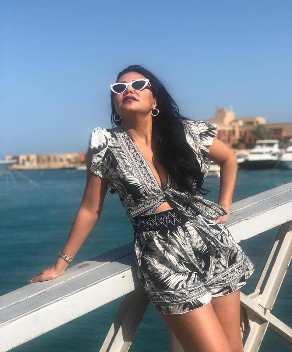 شاهدوا رانيا يوسف تثير الجدل مجدداً بصورها على البحر
