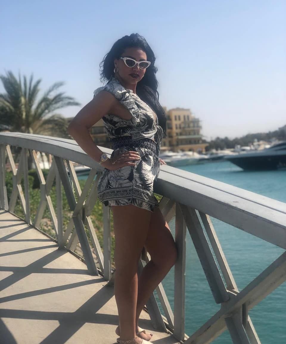 شاهدوا رانيا يوسف تثير الجدل مجدداً بصورها على البحر