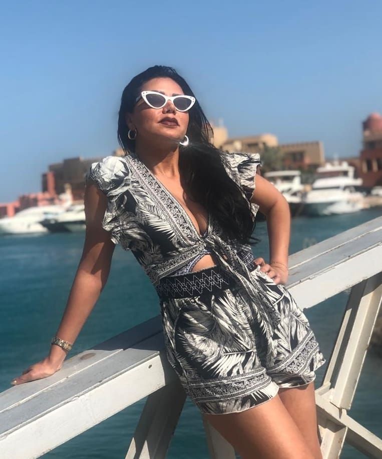 شاهدوا رانيا يوسف تثير الجدل مجدداً بصورها على البحر