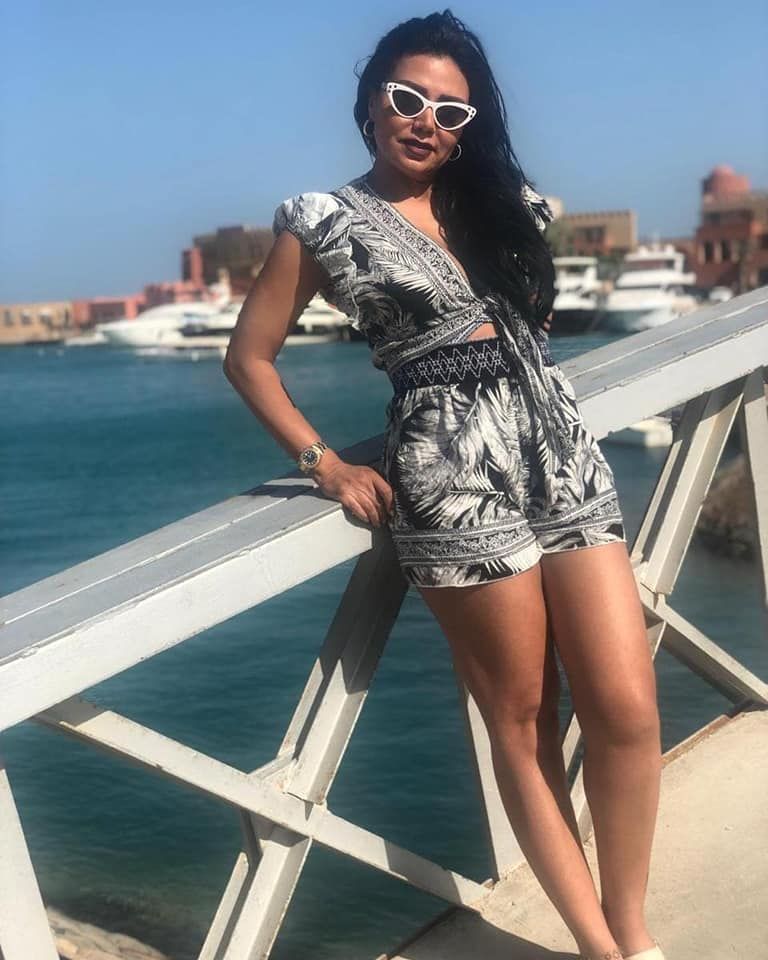 شاهدوا رانيا يوسف تثير الجدل مجدداً بصورها على البحر