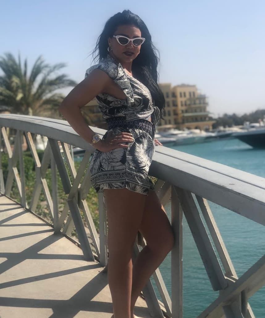 شاهدوا رانيا يوسف تثير الجدل مجدداً بصورها على البحر