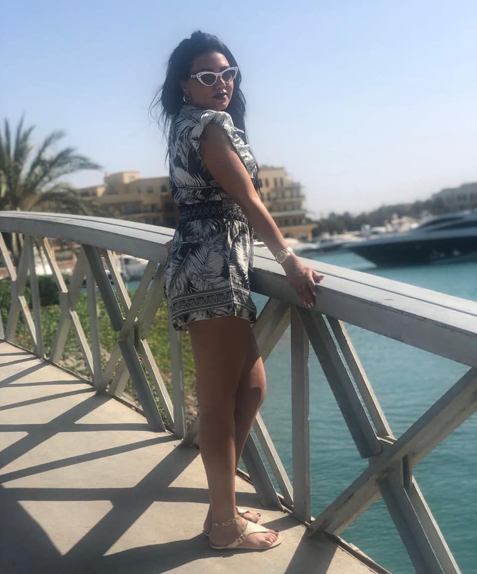 شاهدوا رانيا يوسف تثير الجدل مجدداً بصورها على البحر