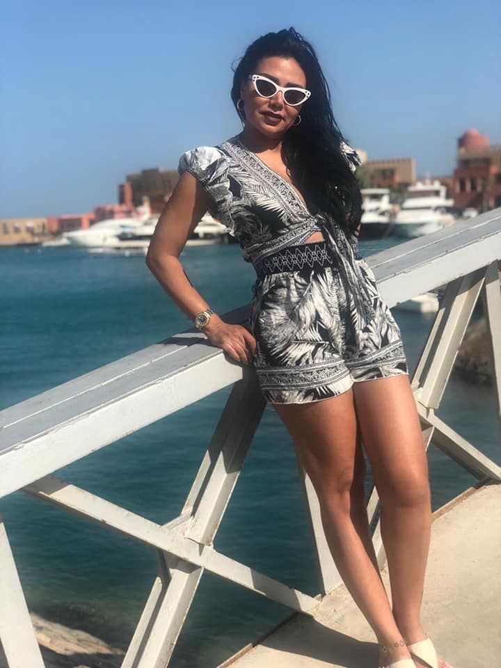 شاهدوا رانيا يوسف تثير الجدل مجدداً بصورها على البحر