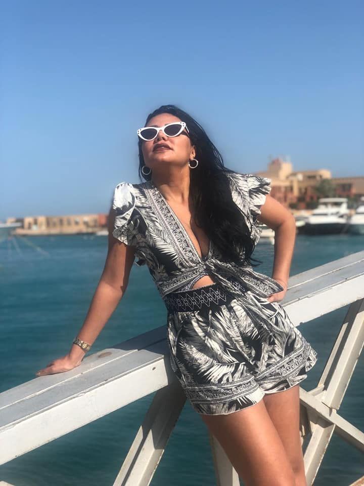 شاهدوا رانيا يوسف تثير الجدل مجدداً بصورها على البحر