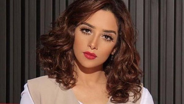 شاهد بالصور ...بلقيس فتحي تظهر بدون مكياج وترحب بضيف غال عليها في منزلها بالسعودية.