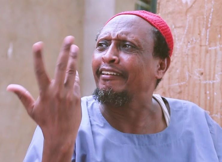بالفيديو : الكوميدي فضيل ينفى انتمائه لجماعة (الكيزان) ويعدد علاماتهم