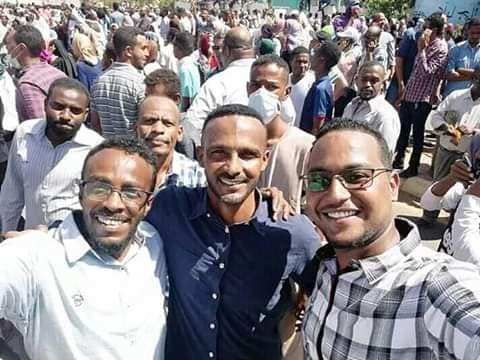 بالصورة.. برنس الكرة السودانية هيثم مصطفي يتعرض للضرب والاعتداء من قبل قوة عسكرية داخل ساحة الاعتصام والكشف الطبي يوكد إصابته
