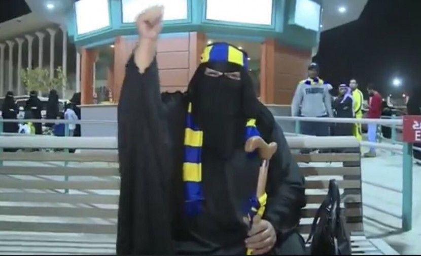 حقيقة خبر وفاة ام عبدالعزيز مشجعة النصر السعودي - شاهد