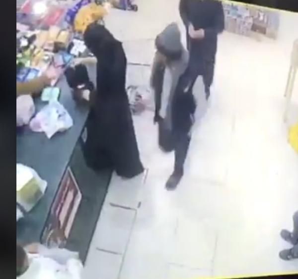 واقعة تحرش جديدة بحق امرأة سعودية داخل أحد البقالات بتبوك (شاهد)