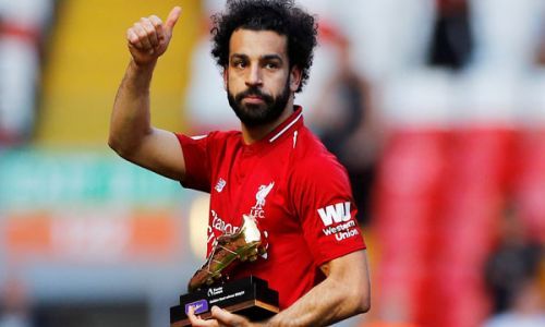 شاهد.. أحمد عز يهنئ محمد صلاح بعد فوزه بالحذاء الذهبي