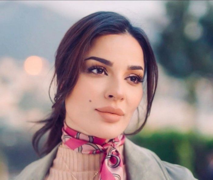 نادين نجيم في تسريحة ذيل الحصان ناعمة في خمسة ونص