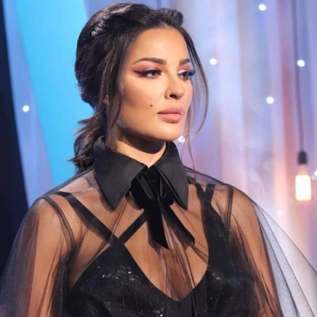 نادين نجيم في تسريحة ذيل الحصان ناعمة في خمسة ونص