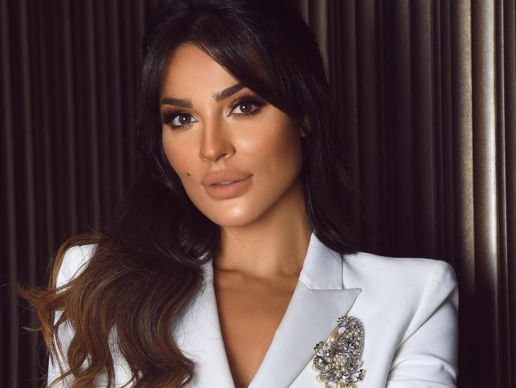 نادين نجيم في تسريحة ذيل الحصان ناعمة في خمسة ونص