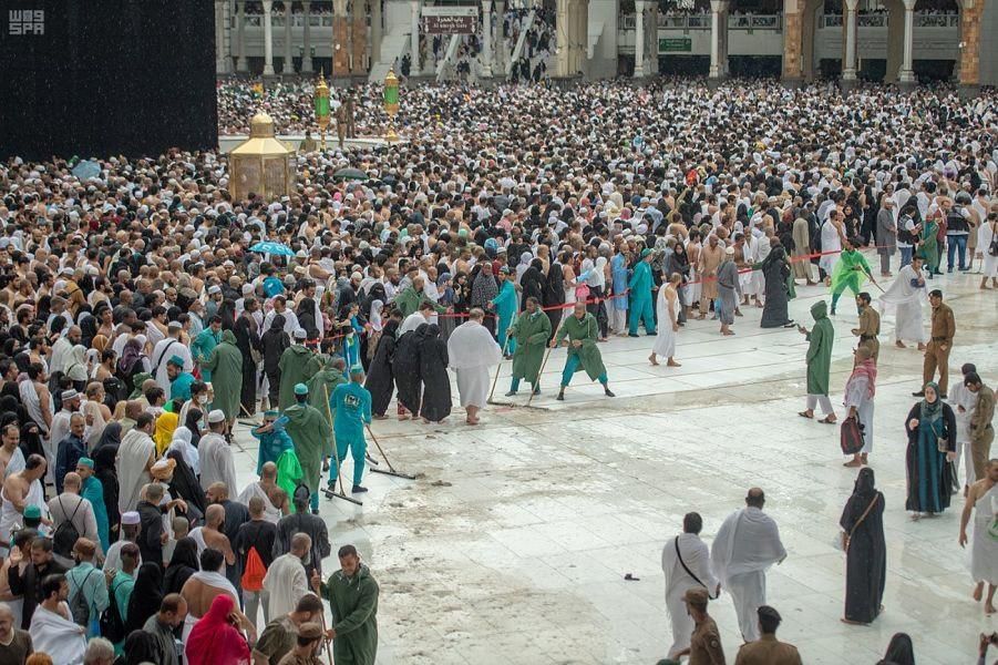 السعودية | شاهد ما فعله 2000 عامل وقت هطول الأمطار على المسجد الحرام