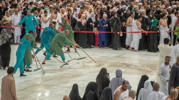 السعودية | شاهد ما فعله 2000 عامل وقت هطول الأمطار على المسجد الحرام