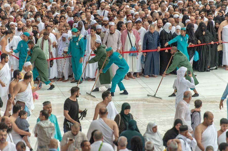 السعودية | شاهد ما فعله 2000 عامل وقت هطول الأمطار على المسجد الحرام