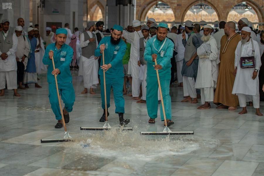 السعودية | شاهد ما فعله 2000 عامل وقت هطول الأمطار على المسجد الحرام